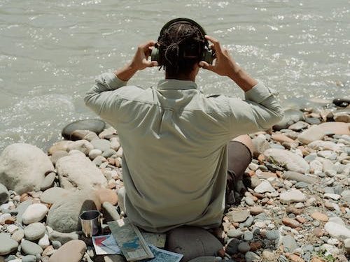 Vliegtuigmotoren, drukke straten, het geluid van de natuur - soms wil je gewoon even ontsnappen. Stap in de wereld van de ruisonderdrukkende hoofdtelefoon, waar stilte een luxe is.